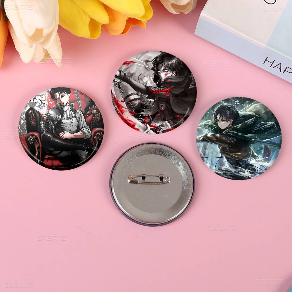 Broche Artesanal A-Attack On T - Levi Jewelry & Watches Inc avaliação e preço