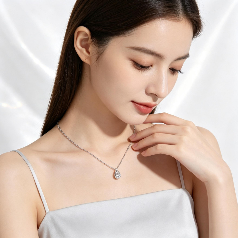Colar com Pingente em Forma de - Crystal Choker Necklace avaliação e preço